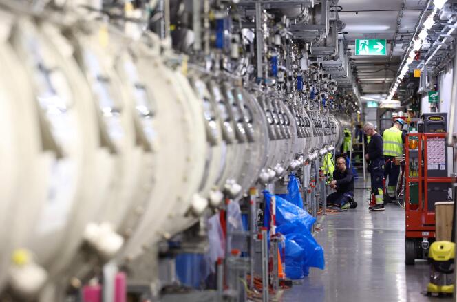 Des ouvriers travaillent sur l’accélérateur de particules linéaire de six cents mètres, qui produira la plus puissante source de neutrons au monde. A l’ESS (European Spallation Source), à Lund (Suède), le 26 avril 2024.