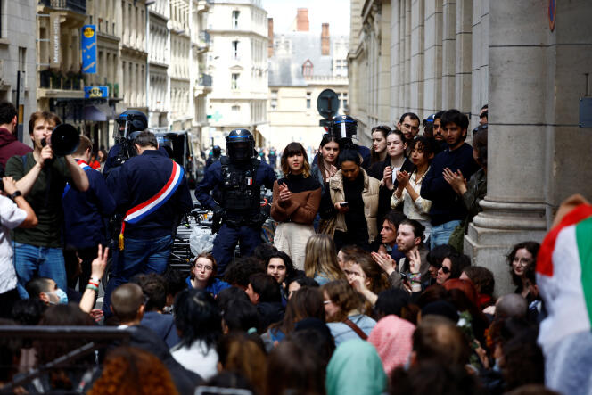 La police française se tient en position alors que des étudiants bloquent l’entrée de l’université de la Sorbonne en soutien aux Palestiniens de Gaza, e 29 avril 2024.  