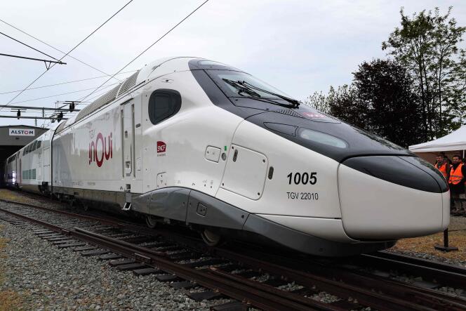 Un TGV M, de la nouvelle génération de TGV, photographié à l'usine Alstom de Belfort, dans l'est de la France, lors du dévoilement de sa livrée InOui (la marque des services TGV haut de gamme), le 29 avril 2024. 