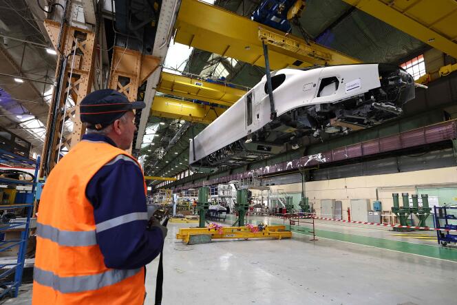 Un employé travaille sur le TGV  M (modulaire) de nouvelle génération de la SNCF à l’usine Alstom de Belfort, dans l’est de la France, le 29 avril 2024. 