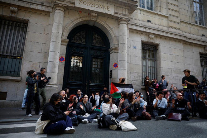 Des étudiants bloquent l’entrée de l’université de la Sorbonne en soutien aux Palestiniens touchés par la guerre dans la bande de Gaza, en raison de la guerre en Israël et le Hamas, à Paris, France, le 29 avril 2024.  