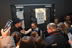 Une employée du service des passeports se dispute avec des personnes rassemblées devant le consulat d’Ukraine à Varsovie, le 24 avril 2024. 