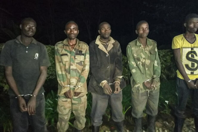 Cinq hommes, prétendument issus de la milice hutu des FDLR basée en RDC, arrêtés par la police de Kigali dans le village de Nyabageni, dans l’ouest du Rwanda, en octobre 2019.