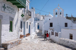 Un couple de touristes chinois dans une rue d’Amorgos (Grèce), le 4 avril 2024.