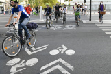 Pistes cyclables aménagées à double sens, place de la Bastille, à Paris 11ᵉ, en septembre 2020.
