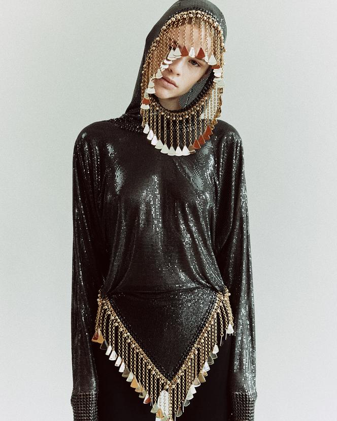 Top de rejilla metálica, con capucha y flecos, Rabanne, precio a consultar. rabanne.com Fuseau Alaïa. maison-alaia.com
