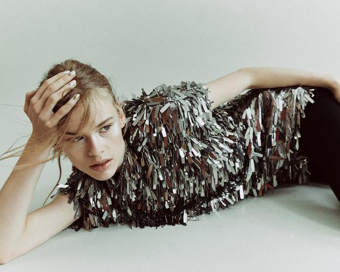 Vestido de seda y poliéster, bordado con tiras de lentejuelas plateadas, Isabel Marant, 3.900 €. isabelmarant.com – Fuseau Alaïa. maison-alaia.com