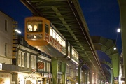 Le Schwebebahn, le monorail suspendu de Wuppertal (Allemagne).
