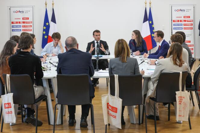 Emmanuel Macron, durante un encuentro con los lectores del grupo Ebra, en Estrasburgo, el 26 de abril de 2024. 
