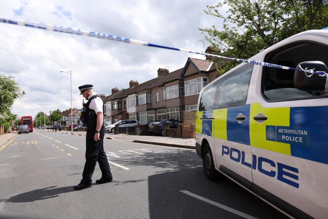 La police a été appelée peu avant 8 heures (heure de Paris), mardi 30 avril, dans l’est de Londres, où un homme armé d’une épée a tué un garçon de 13 ans et a blessé quatre autres personnes.