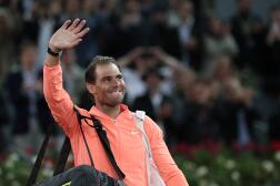 Rafael Nadal salue le public après sa défaite face à Jiri Lehecka, à Madrid, peu après minuit le 1er mai 2024.