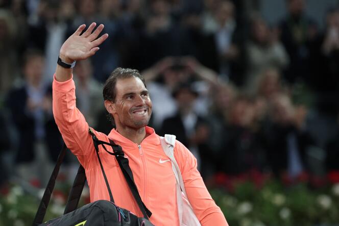 Rafael Nadal salue le public après sa défaite contre Jiri Lehecka, à Madrid, peu après minuit le 1er mai 2024.