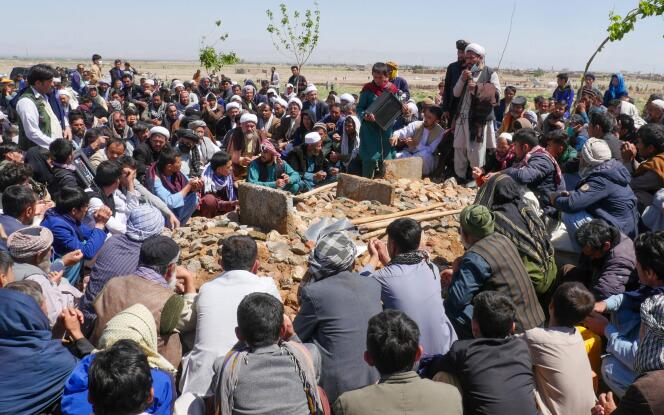 Cérémonie d'inhumation de musulmans chiites tués après l'attaque d'une mosquée par des hommes armés dans la province d'Herat, le 30 avril 2024. 