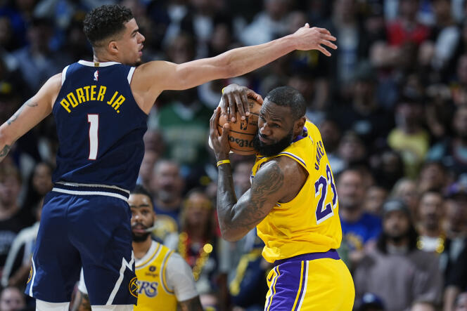 LeBron James avec les Los Angeles Lakers, face aux Denver Nuggets, le 29 avril 2024, à Denver (Colorado).