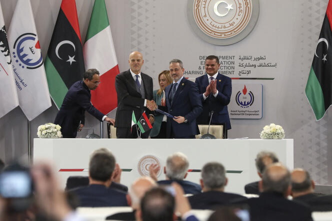 Claudio Descalzi (premier plan, à gauche), PDG d’ENI et Farhat Bengdara (premier plan à droite), patron de la compagnie pétrolière libyenne lors de la signature d’un accord bilatéral, avec la présidente du conseil italien, Giorgia Meloni (arrière-plan), et le premier ministre libyen, Abdulhamid Dbeibah (arrière-plan), à Tripoli, le 28 janvier 2023.