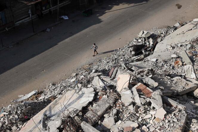 Une rue de Rafah dévastée par les bombardements de l'armée israélienne, au sud de la bande de Gaza, le 30 avril 2024. 