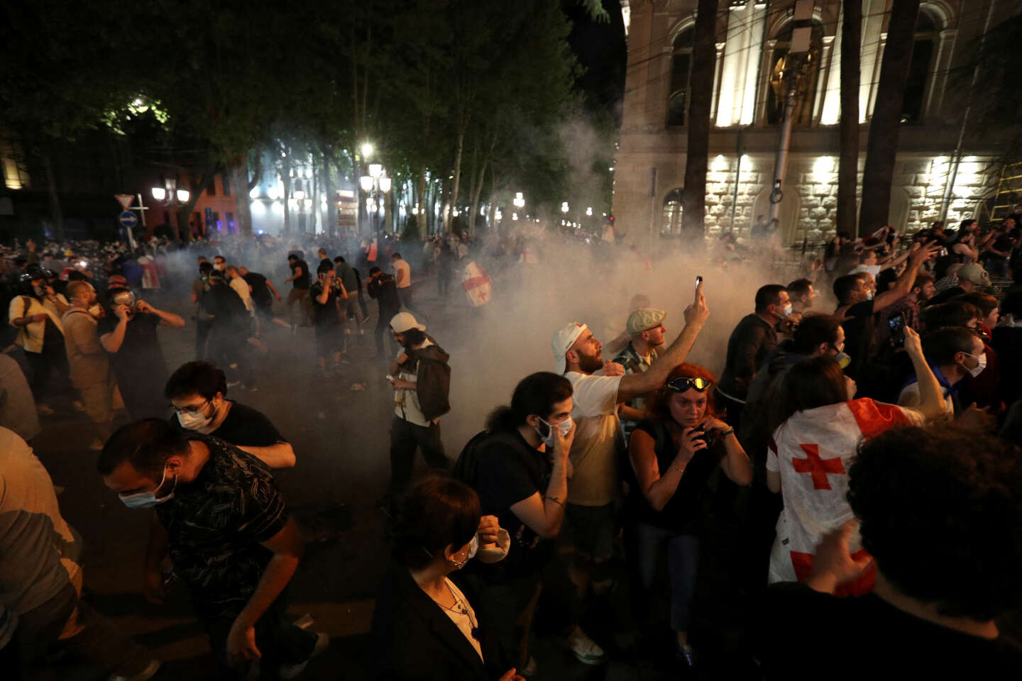 In Georgia la polizia interviene violentemente contro i manifestanti contrari alla legge sugli “agenti stranieri”.