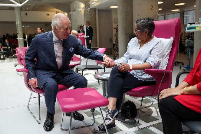 Le roi Charles avec une patiente lors d’une visite à l’University College Hospital Macmillan Cancer Centre, à Londres, le 30 avril 2024. 