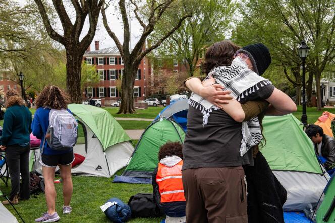Les étudiants pro-palestiniens de l'université Brown réagissent après l'annonce d'un accord avec la direction de l'établissement, à Providence (Rhode Island) aux Etats-Unis, le 30 avril 2024.