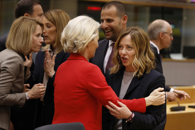Giorgia Meloni (à droite), chef du gouvernement italien, s'entretient avec la présidente de la Commission européenne, Ursula von der Leyen, à Bruxelles, le mercredi 17 avril 2024. 