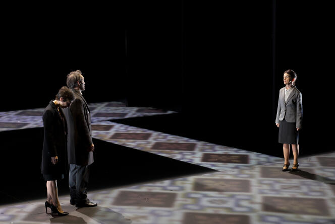 Marie Piemontese, Yannick Choirat et Anne Rotger dans « La Réunification des deux Corées », mis en scène par Joël Pommerat, au Théâtre de la Porte Saint-Martin, le 18 avril 2024.