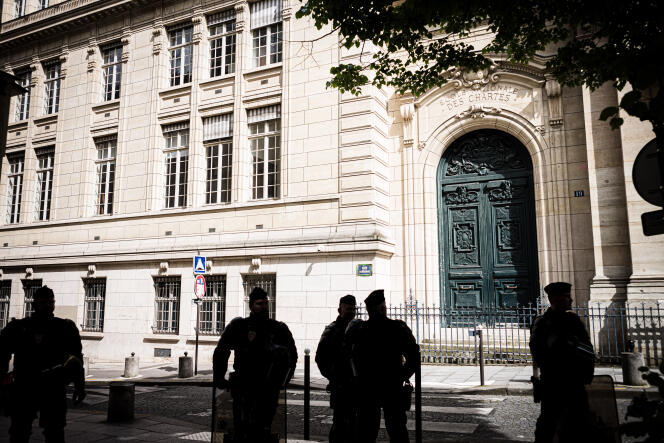 Des policiers de la CRS forment un périmètre autour de la place de la Sorbonne, à Paris, le 29 avril 2024.