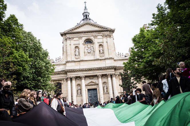Des étudiants déploient un immense drapeau palestinien place de la Sorbonne, à Paris, le 29 avril 2024.