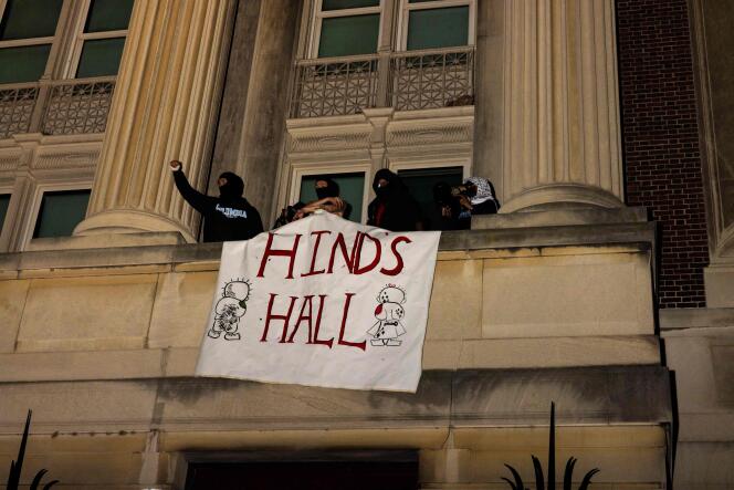 Des manifestants du campement pro-palestinien du campus de Columbia affichent une banderole alors qu'ils se barricadent à l'intérieur du Hamilton Hall le 29 avril 2024, à New York, aux États-Unis.