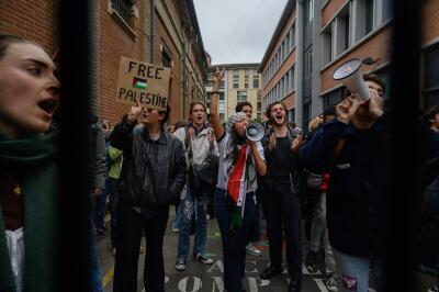 Des étudiants participent à un rassemblement propalestinien à Sciences Po Toulouse, le 30 avril 2024.
