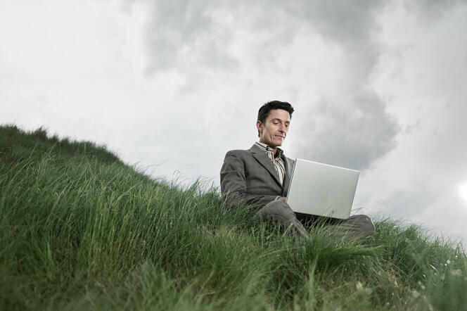 Homme d’affaires utilisant un ordinateur portable dans le champ