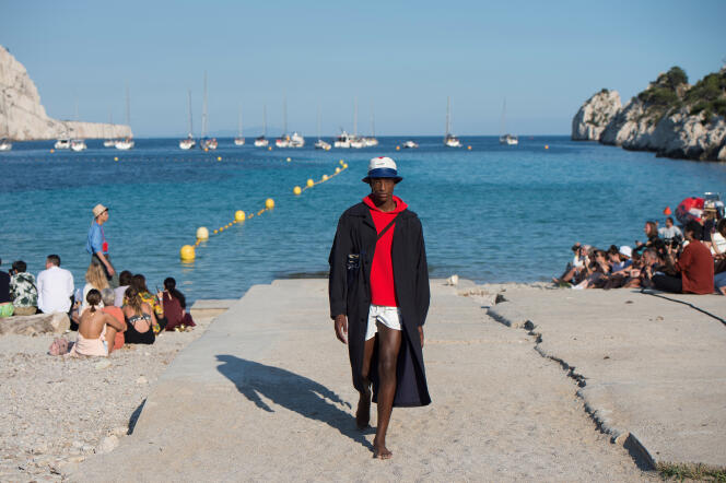 “Le Gadjo”, la primera colección masculina de Jacquemus, presentada en la cala Sormiou, en Marsella, el 25 de junio de 2018.
