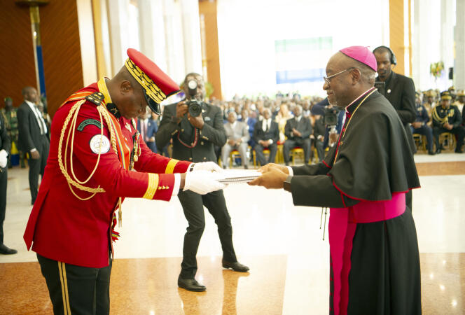 El presidente de la transición en Gabón, general Brice Oligui Nguema, recibió del arzobispo de Libreville y presidente del Diálogo Nacional Inclusivo, Jean Patrick Iba-Ba, el informe de los trabajos del organismo, el 30 de abril de 2024.