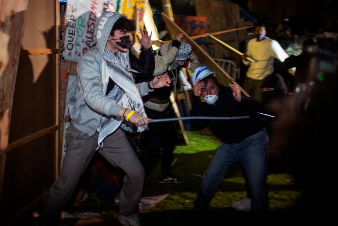Des manifestants s’affrontent dans un campement propalestinien à UCLA, début mai 2024, à Los Angeles, en Californie.
