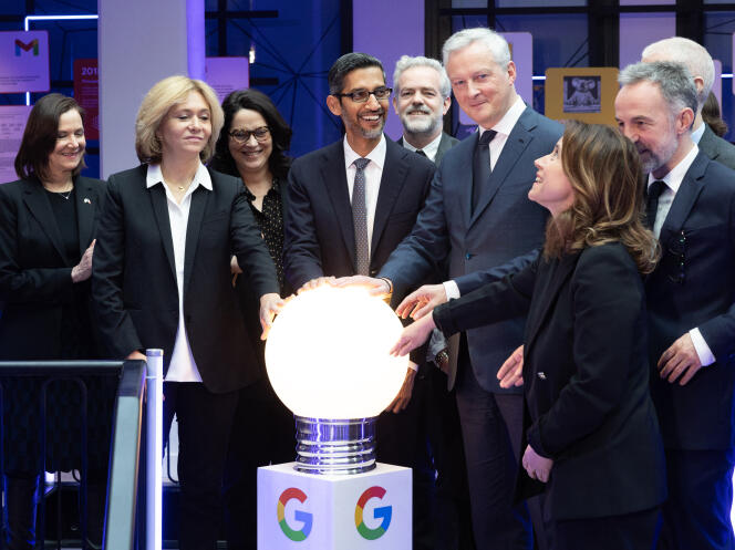 Sundar Pichai, PDG de Google (au centre), Bruno Le Maire, ministre français de l'Économie et des Finances (3e à partir de la droite), Valérie Pécresse, présidente du conseil régional d'Ile-de-France (2e à partir de la gauche), et l'ambassadrice des États-Unis en France, Denise Bauer (à gauche), inaugure le centre d'intelligence artificielle de Google, à Paris, le 15 février 2024.