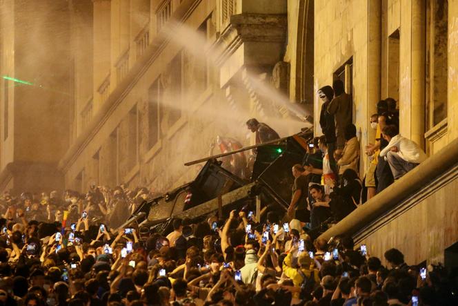 Des manifestants barricadent l’entrée du Parlement lors d’une manifestation pour protester contre le projet de loi sur les agents étrangers, à Tbilissi, le 2 mai 2024. 