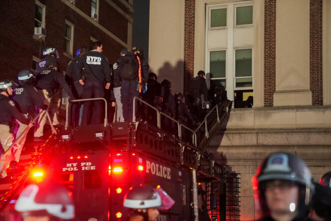 La policía utiliza un vehículo con una escalera para entrar en el Hamilton Hall de la Universidad de Columbia, ocupado por manifestantes pro palestinos, la noche del 30 de abril de 2024 en Nueva York.