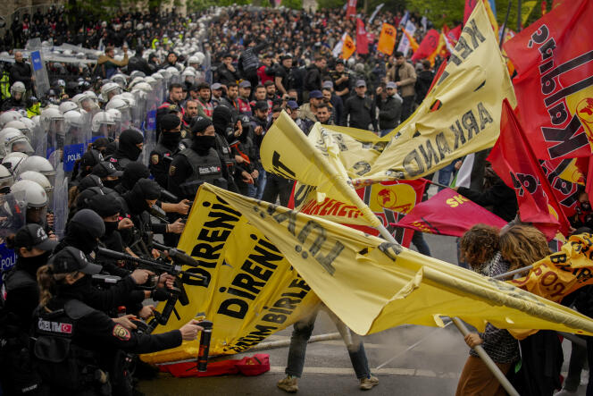Enfrentamientos entre manifestantes y policías turcos, que bloquean el paso a la plaza Taksim, en Estambul, durante el desfile del 1 de mayo de 2024.
