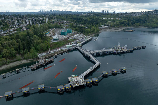 Tres atracaderos capaces de cargar buques petroleros en la terminal marítima Westridge, terminal del oleoducto Trans Mountain, en Burnaby, Columbia Británica, Canadá, el 26 de abril de 2024.
