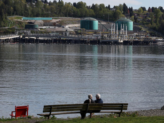 La terminal marítima de Westridge, terminal del oleoducto Trans Mountain, en Burnaby, vista desde Cates Park en North Vancouver, Columbia Británica (Canadá), el 26 de abril de 2024.