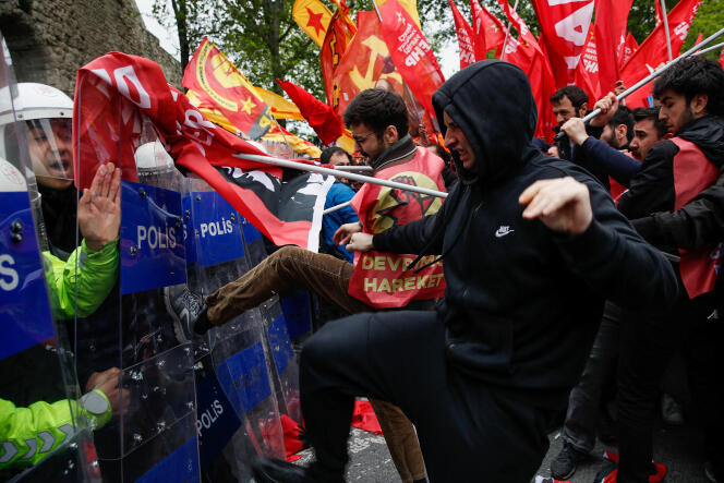 Los manifestantes intentan superar el bloqueo policial para llegar a la plaza Taksim el 1 de mayo de 2024 en Estambul.