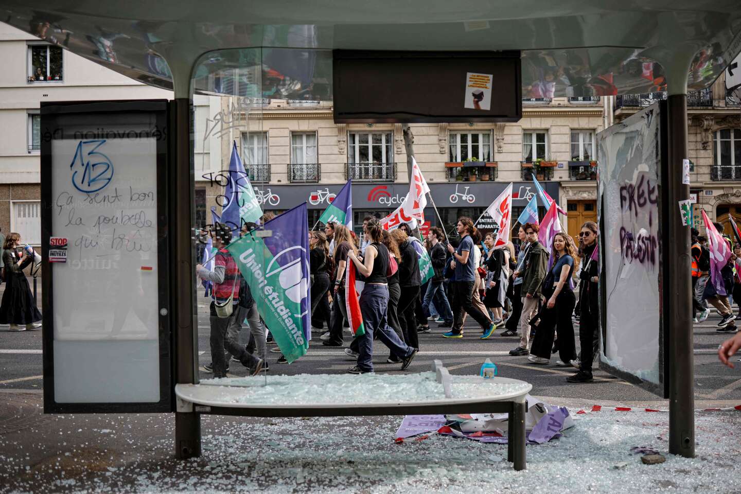 Regarder la vidéo En images : des tensions dans le cortège parisien du 1ᵉʳ-Mai