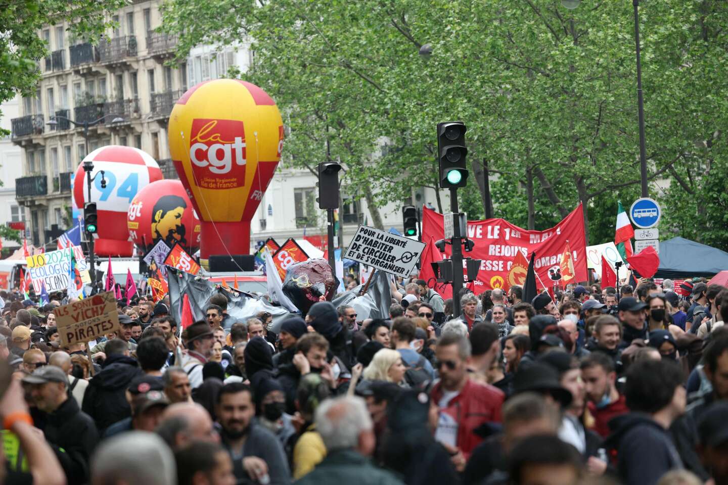 Regarder la vidéo 1ᵉʳ-Mai : à Paris, 18 000 manifestants selon la préfecture de police, 50 000 selon les syndicats