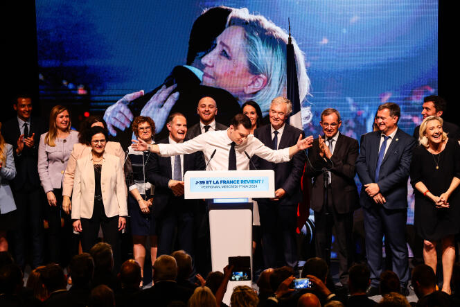 Al final del encuentro entre Marine Le Pen y Jordan Bardella, en Perpiñán, el 1 de mayo de 2024. 