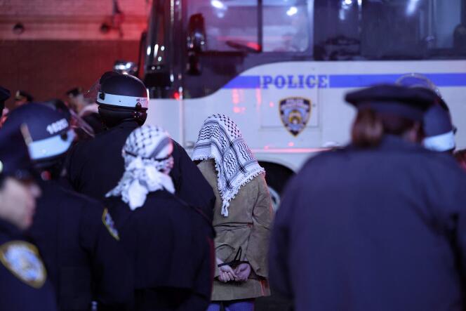 La policía de Nueva York arresta a estudiantes de la Universidad de Columbia en Nueva York el 30 de abril de 2024.