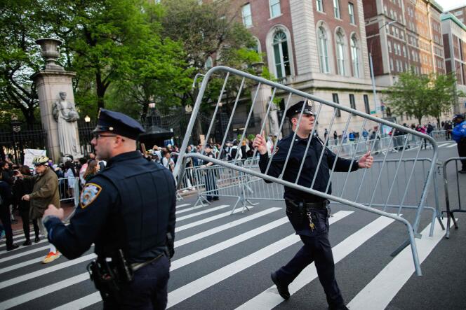 Des agents de police posent des barrières près de l’université de Columbia, à New York, le 30 avril 2024.