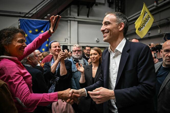 Raphaël Glucksmann, tête de liste du Parti socialiste et de Place publique pour les élections européennes de juin, arrive pour un meeting à Villeurbanne (Rhône), près de Lyon, le 1ᵉʳ mai 2024.