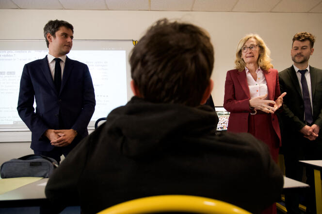 Le premier ministre, Gabriel Attal, et la ministre de l’éducation nationale et de la jeunesse, Nicole Belloubet, lors d’une visite au collège Mathurin Régnier, à Chartres, le 14 mars 2024. 