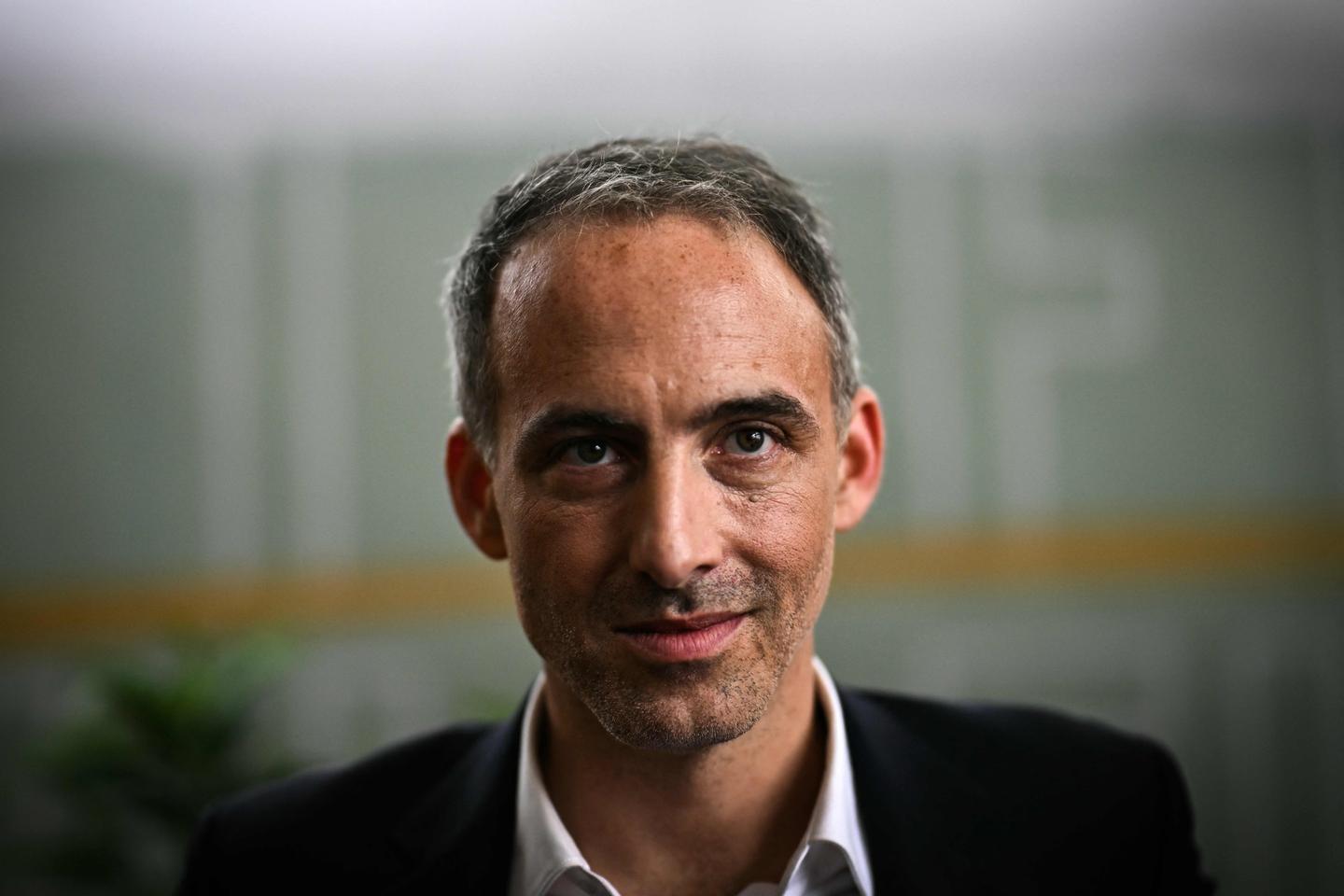 Raphaël Glucksmann regrette d’être « exclu » du débat prévu entre Gabriel Attal et Jordan Bardella