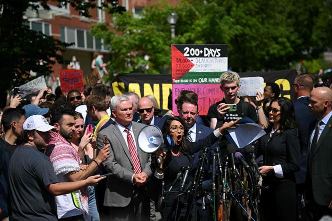 La républicaine Lauren Boebert (Colorado), lors d’une visite rendue au campement d’étudiants propalestiniens sur le campus de l’université George-Washington, le 1er mai, à Washington.