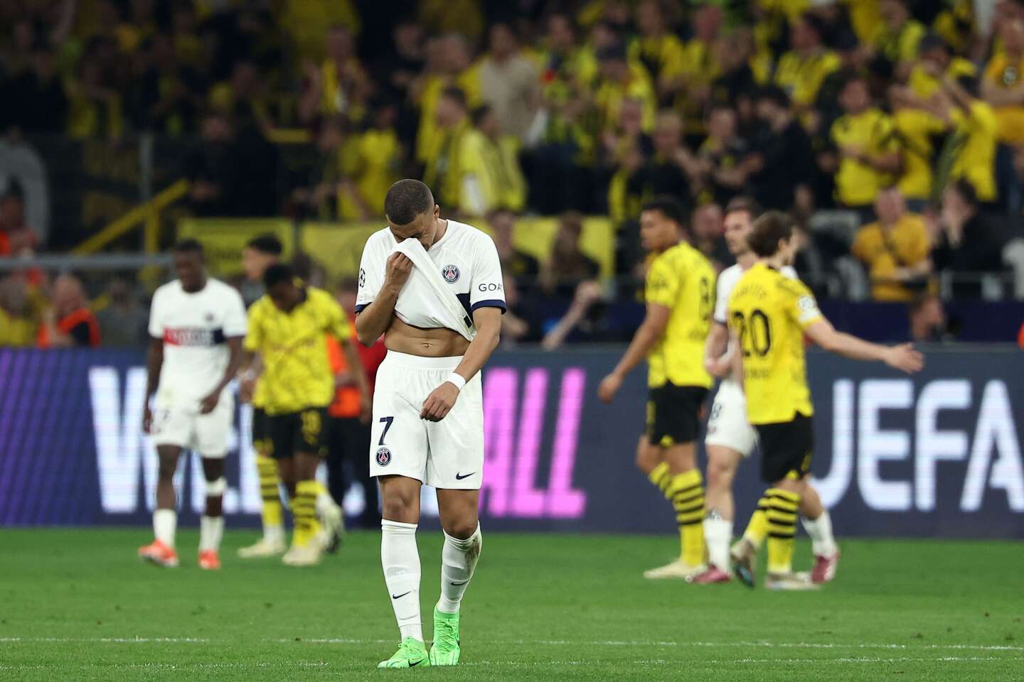 Il Paris Saint-Germain affronta il “muro giallo” del Borussia Dortmund nell'andata delle semifinali di Champions League